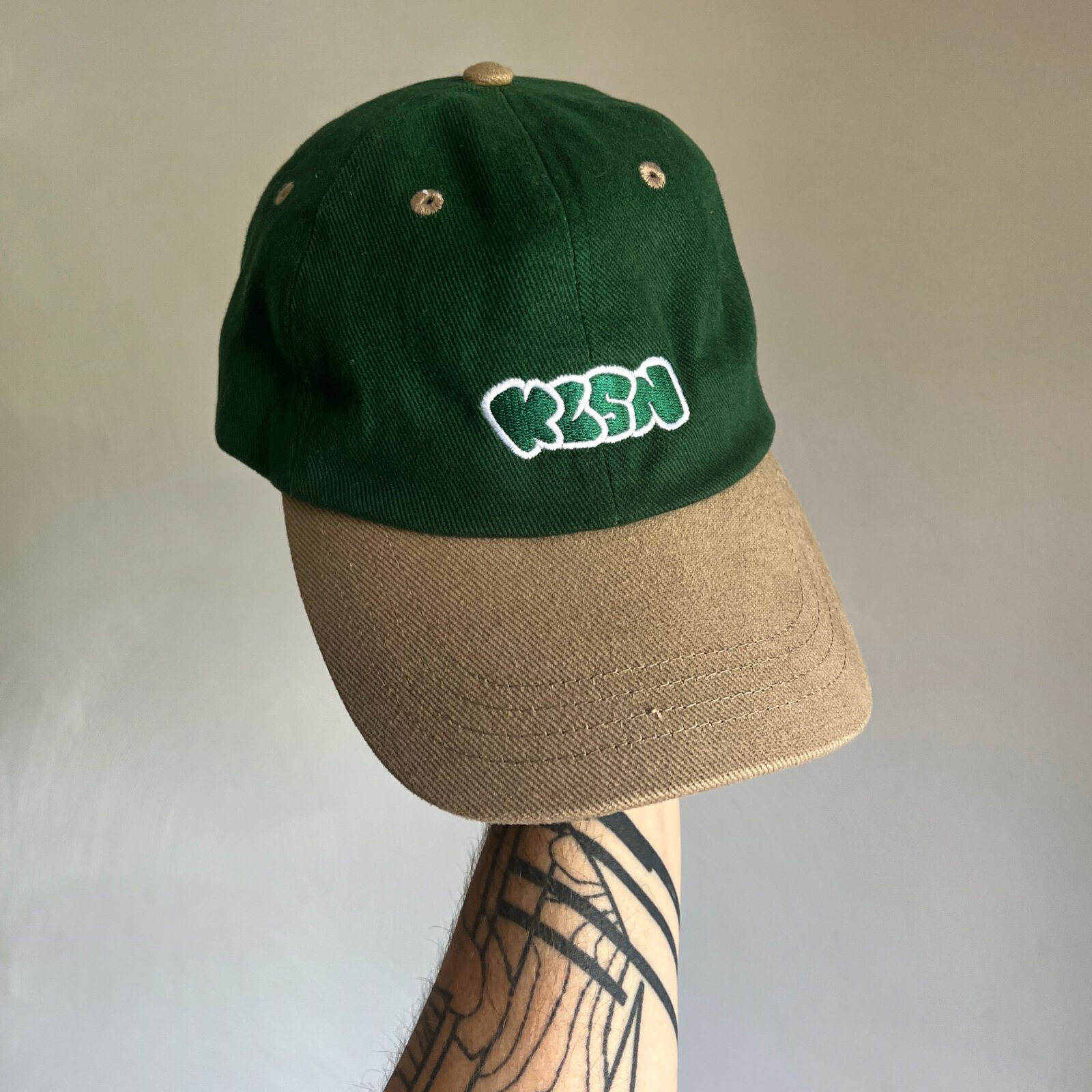 Casquette KLSN SS23 vert foret en situation