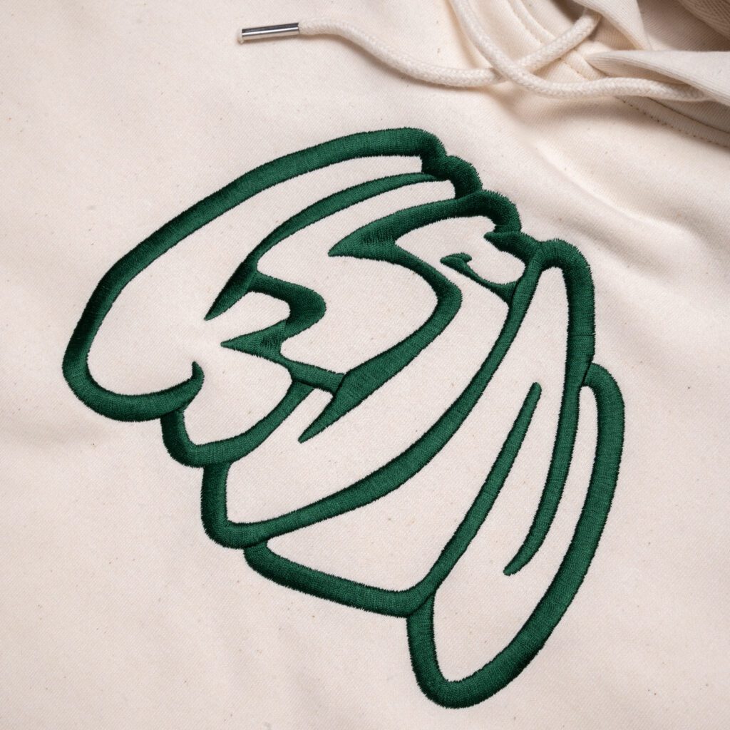 Détail du logo du hoodie KLSN SS23 couleur naturel